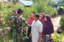 Anak ini minta di gendong saat melepas Satgas TMMD