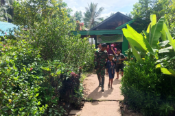 Begini bentuk perhatian keluarga asuh kepada Satgas TMMD