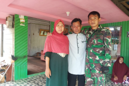 Foto bersama dengan keluarga asuh sebagai kenangan