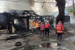 Damkar Cianjur menduga kebakaran delapan kios akibat arus pendek listrik