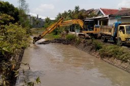 Dinas PUTR Kota Madiun bersihkan saluran air dan sungai antisipasi banjir