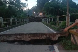 Jembatan penghubung di Desa Lubuk Batang OKU putus total