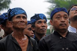 Petani Suku Baduy mulai "ngaseuk" tanam padi huma