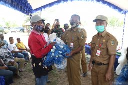 Bupati serahkan alat tangkap ikan untuk nelayan Desa Batakan