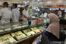 Harga Emas anjlok 32,7 dolar, saat "greenback" reli, stimulus AS tetap buntu