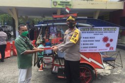 Abang becak pejuang COVID-19 dapat perhatian dari Kapolres Sibolga