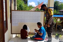 PPK dan Panwascam didampingi polisi tempel DPT di PPS