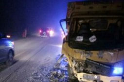Dua prajurit lolos dari maut,  minibus yang ditumpanginya tabrak truk