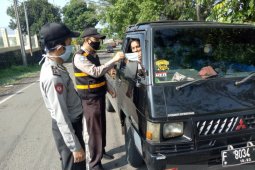 Polri dan TNI tingkatkan kesadaran warga terapkan protokol kesehatan di Citamiang Sukabumi