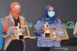 Bupati Bogor terima penghargaan perempuan pejuang di tengah pandemi corona