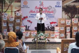Wali Kota Madiun acungi jempol aksi sosial Rotary Club bagikan cat dan kuas