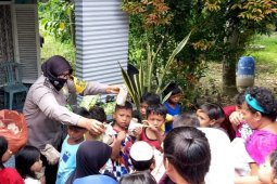 Polsek Medan Kota  berbagi kasih dengan warga bantaran sungai