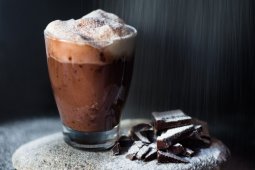 Resep minuman "hot chocolate bombs" yang viral di TikTok