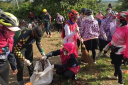 Komunitas sepeda Aceh bersihkan sampah di puncak Mata ie