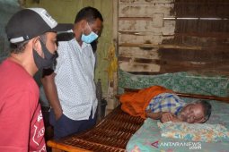 Bupati Aceh Timur sambangi lansia lumpuh