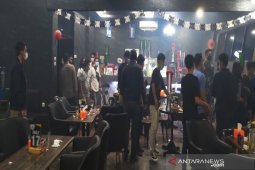 Polisi bubarkan "Hallowen Party" di Cafe