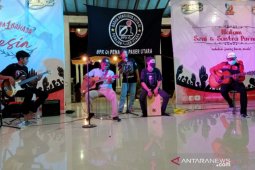 Musisi Oi "ngamen" galang dana kemanusiaan di Pantai Amal Penajam