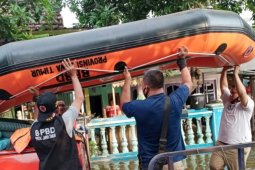 Bantu evakuasi korban banjir di Pasuruan, BPBD Jatim kirim perahu karet