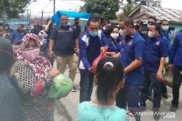 Sambut HUT ke-9, NasDem Tapteng bagikan 9.000 paket sembako