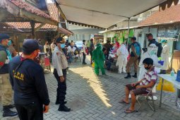 396 warga di perbatasan Kota Surabaya jalani swab test COVID-19