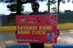 Personel Brimob Polda Malut sosialisasi 3M ke warga Ternate