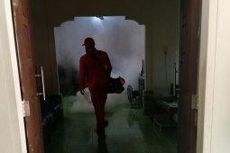 Cegah demam berdarah dengue petugas lakukan pengasapan