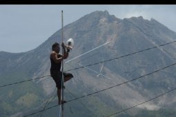 Warga lereng Merapi memasang CCTV