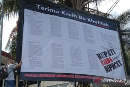 GRJ pasang baliho surat usulan pemberhentian Bupati Jember Faida
