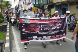 Bakar poster hingga seruan aksi boikot produk Prancis di Asahan