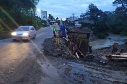 Ruas jalan retak, jalur Pematangsiantar - Medan terancam putus