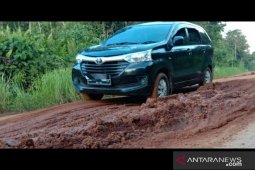 Jalan Tekudak -Tanjung Kapuas Hulu rusak sering di lintasi truk bermuatan kayu