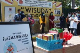 Relawan Surabaya sumbang buku bacaan untuk pasien COVID-19