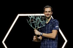Daniil Madvedev  juara Paris Masters