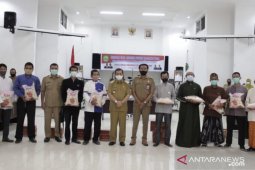 Wagub Hadi Mulyadi serahkan bantuan paket sembako untuk santri Ponpes