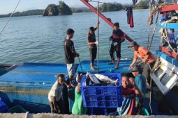 Empat kelompok nelayan di Aceh Jaya terima bantuan