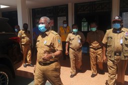Gubernur Dominggus tak ingin ekonomi Papua Barat lesu akibat COVID-19
