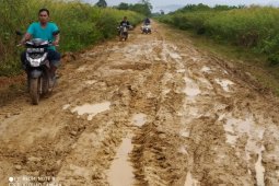 Warga mata ie 16 tahun mengarungi jalan berlumpur dan berdebu