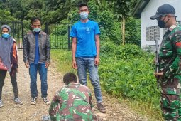 Satgas Pamtas amankan tiga orang pelintas batas ilegal di Entikong
