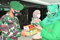 Persit KCK  PD I/BB bagikan masker beri semangat prajurit