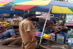 Cegah COVID-19, Lurah Pasar 2 Natal Madina edukasi pengunjung pasar