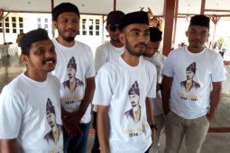 Aktivis LSM Karamat sujud syukur sambut  Sultan Baabullah ditetapkan pahlawan nasional
