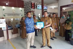 Semangat Hari Pahlawan, Disdukcapil Aceh Tengah beri penghargaan pegawai terbaik