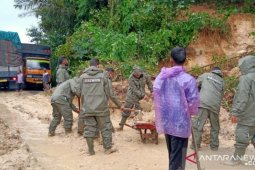 Brimob Sumut bantu pembersihan material  longsor di Tapsel