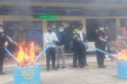 Bea Cukai Ambon musnahkan pakaian eks impor Belanda