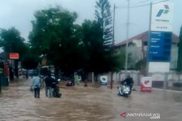 Banjir terjang jalur utama menuju objek wisata Garut selatan