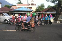 Puluhan petugas kesehatan bagikan ribuan masker di Ternate