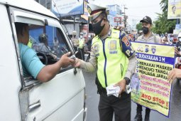 Pengendara dibagikan masker cegah penyebaran COVID-19
