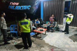 Polisi patroli protokol kesehatan di warung malam