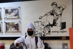Pemilik Warkop Aming tegaskan hasil tes usap karyawannya negatif COVID-19