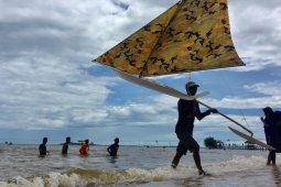 Jong sampan mini mainan warga pesisir